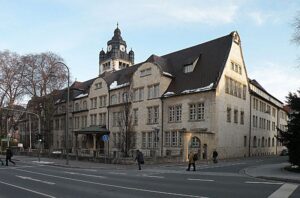 1280px-Universitäts_Hauptgebäude._Jena